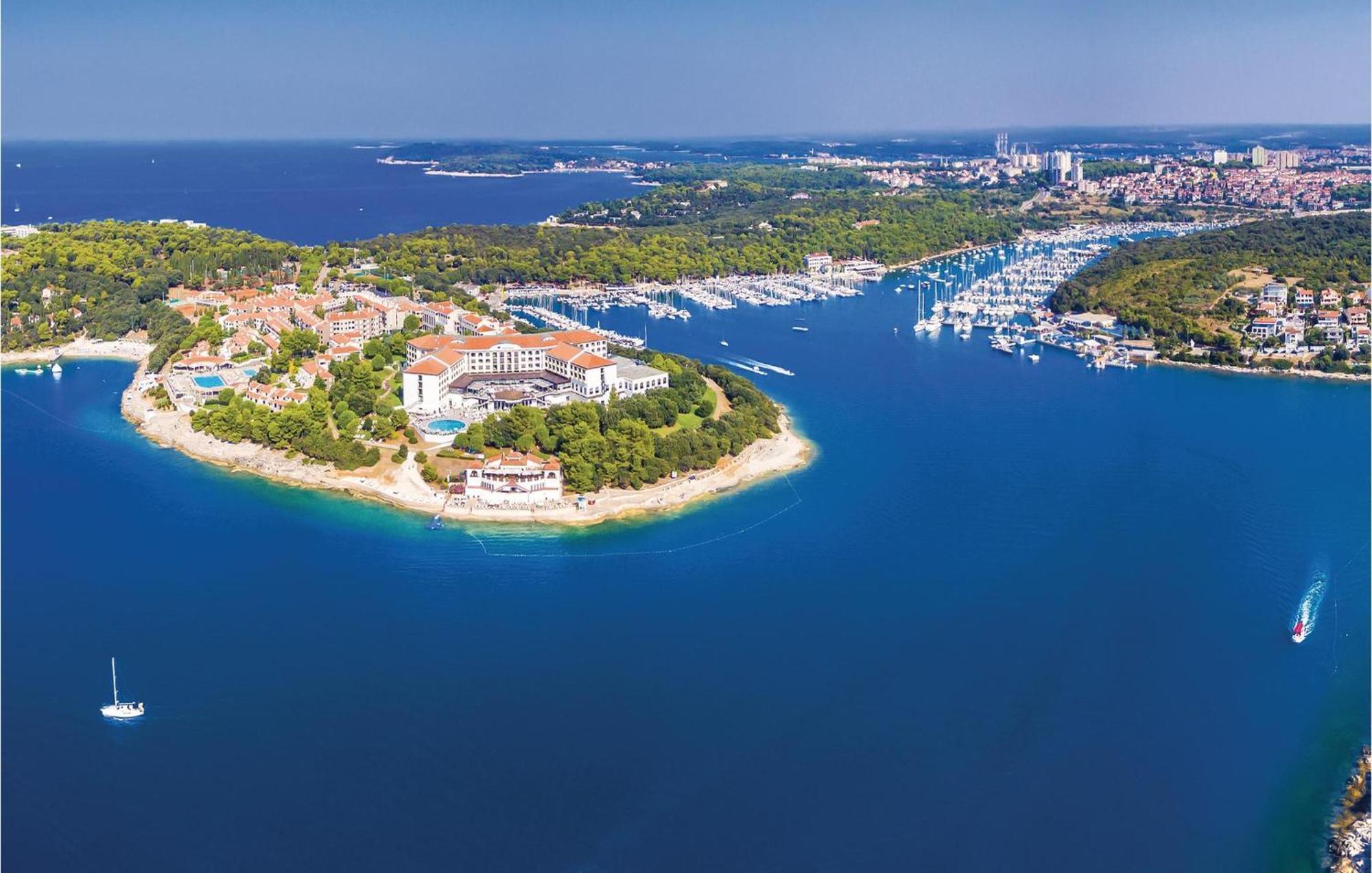 Gorgeous Apartment In Pula With House Sea View Exterior photo