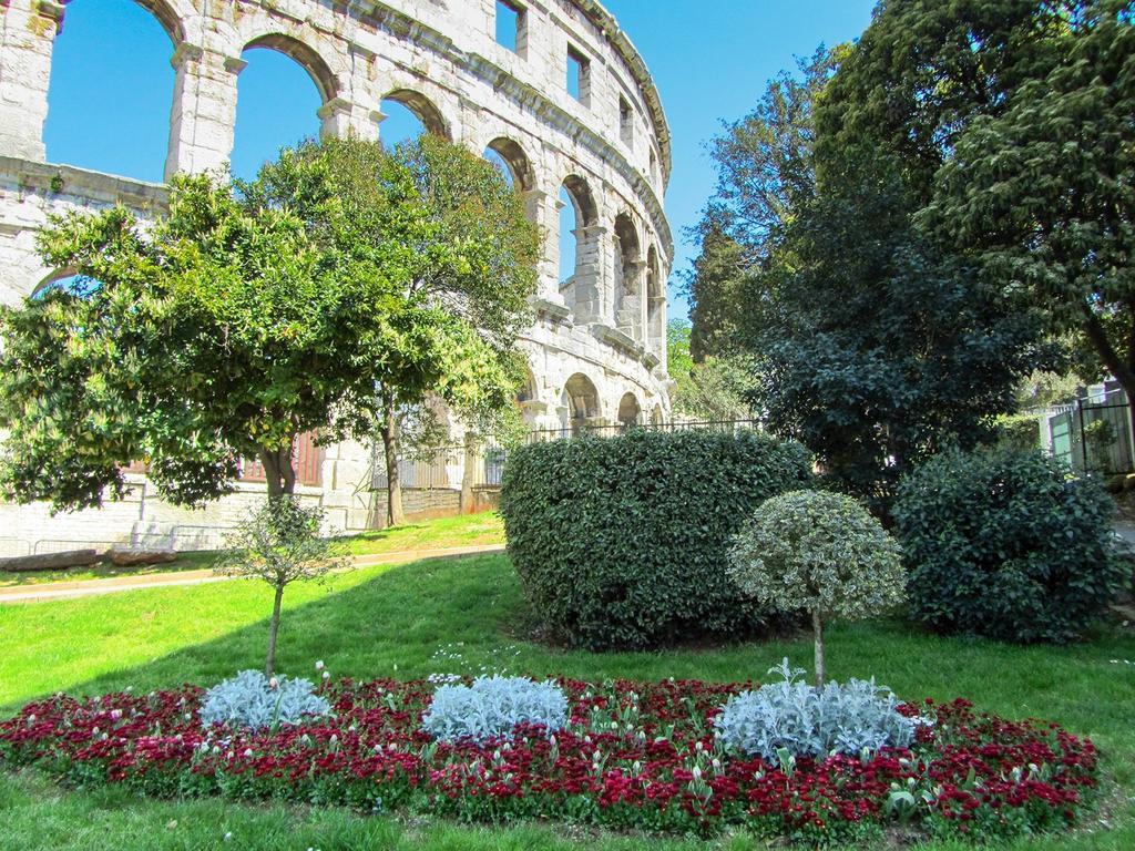 Gorgeous Apartment In Pula With House Sea View Exterior photo